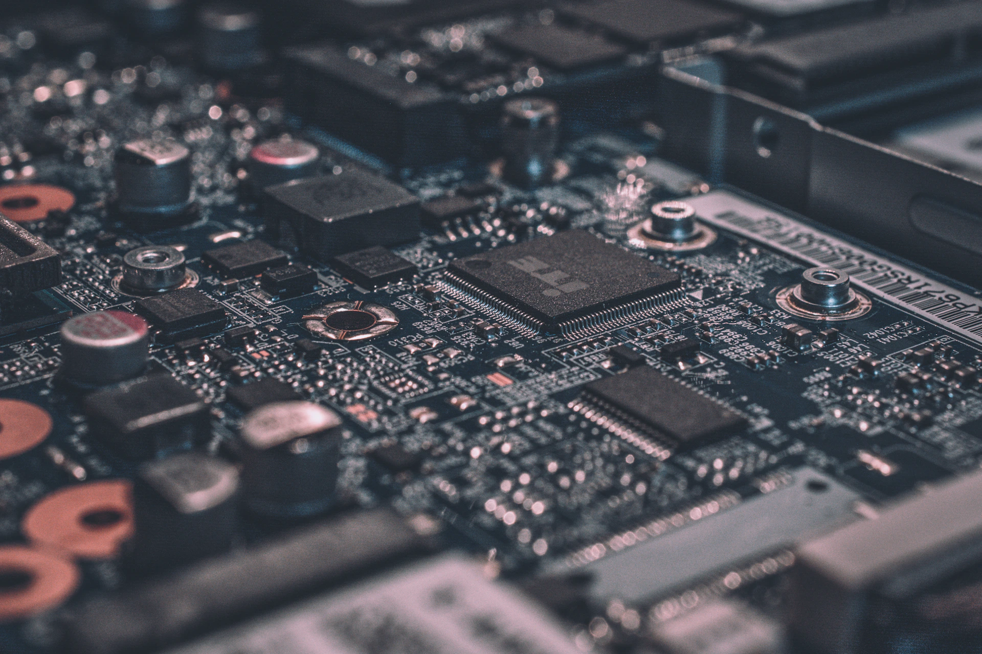 Macro view of a circuit board, representing the infrastructure Rede Contínua protects